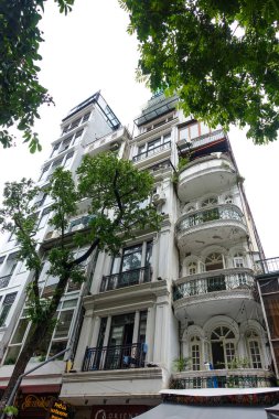 Hanoi 'deki modern ve sömürge binaları, Vietnam' ın başkenti. Hanoi, Vietnam, Temmuz 2025. Hanoi 'de 1890 ve 1930 yılları arasında Fransızlar tarafından inşa edilen koloni binaları, villalar ve konak evleri de dahil olmak üzere yaklaşık 3000 Fransız sömürge evi bulunmaktadır. Moder