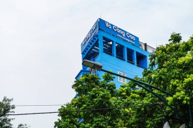 Hanoi 'deki modern ve renkli binalar. Yapıda klasik ve çağdaş stillerin birleştirildiği dekoratif mimari ayrıntılar yer alıyor. Hanoi, Vietnam, Temmuz 2025    