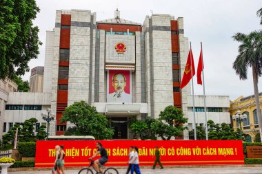 Hanoi Halk Komitesi binası, Hanoi, Vietnam 'da önde gelen bir belediye binası. Vietnam' da yazılmış bir propaganda mesajı var.
