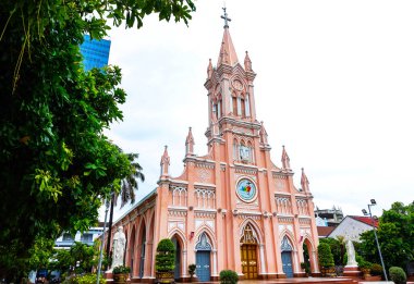 Da Nang Katedrali 'nin (İsa' nın Kutsal Kalbi Bazilikası) dış görünüşü. Da Nang şehri, Vietnam. Temmuz 2025