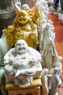 Vietnam manufabrikasında farklı din ve kültürlere ait beyaz mermer heykeller. Vietnam 'da beyaz mermer tozuyla çevrili seramik fabrikası. Hanoi 'den Halong Körfezi Yolu' na. Da Nang, Vietnam, Temmuz 2025.