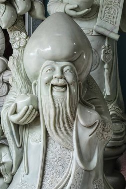 Vietnam manufabrikasında farklı din ve kültürlere ait beyaz mermer heykeller. Vietnam 'da beyaz mermer tozuyla çevrili seramik fabrikası. Hanoi 'den Halong Körfezi Yolu' na. Da Nang, Vietnam, Temmuz 2025.