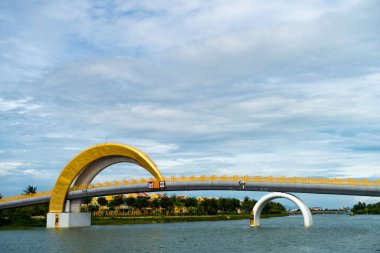 Moonlight Köprüsü Hoi An, Vietnam, Temmuz 2025. Gezgin insanları cezbeden güzel bir köprü. Moonlight Köprüsü, Thu Bon Nehri üzerindeki yürüyen köprülerden biridir ve Hoi An 'ın en ünlü köprülerinden biridir.