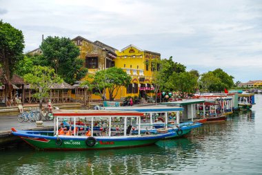 Eski Hoi An kasabası. Thu Bon nehrinden Hoi An şehrinin manzarası. Tekneler ön planda. Vietnam, Temmuz 2025.