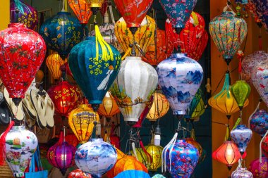 Parlak renkli kağıt fenerler sokaklarda, tapınaklarda ve Hoi An, Vietnam 'daki geleneksel Vietnam pazarlarında asılı. Temmuz 2025