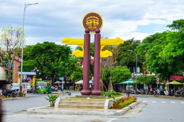 Song Hoai Meydanı Hoi An 'da. Buranın ana binası ve güzel bir bahçesi var. Hoi An, Vietnam, Temmuz 2025