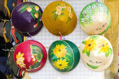 Vietnam yapımı Non La şapkaları turistler için hatıra olarak satılır. Hoi An, Vietnam, 2025