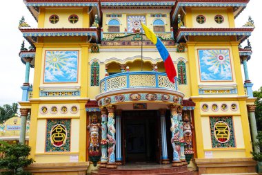 Hoi An 'daki Cao Dai Tapınağı' nın yağmurlu bir gününde gökyüzü. Cao Dai tek tanrılı bir dindir ve ataya ibadet gibi birçok Vietnamlı halk dinini barındırır ve resmi olarak güneydeki Tay Ninh şehrinde kurulmuştur.