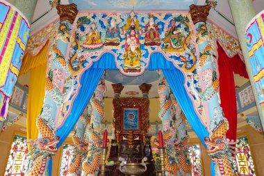 Hoi An, Quang Nam vilayetindeki Cao Dai tapınağının içi, Vietnam. Cao Dai tek tanrılı bir dindir ve ataya ibadet gibi birçok Vietnamlı halk dinini barındırır ve resmi olarak güneydeki Tay Ninh şehrinde kurulmuştur.