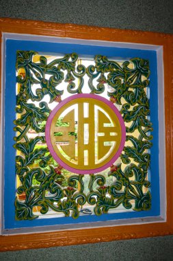 Hoi An, Quang Nam vilayetindeki Cao Dai tapınağının içi, Vietnam. Cao Dai tek tanrılı bir dindir ve ataya ibadet gibi birçok Vietnamlı halk dinini barındırır ve resmi olarak güneydeki Tay Ninh şehrinde kurulmuştur.