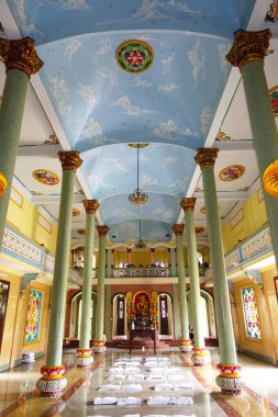 Hoi An, Quang Nam vilayetindeki Cao Dai tapınağının içi, Vietnam. Cao Dai tek tanrılı bir dindir ve ataya ibadet gibi birçok Vietnamlı halk dinini barındırır ve resmi olarak güneydeki Tay Ninh şehrinde kurulmuştur.
