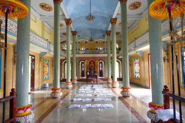 Hoi An, Quang Nam vilayetindeki Cao Dai tapınağının içi, Vietnam. Cao Dai tek tanrılı bir dindir ve ataya ibadet gibi birçok Vietnamlı halk dinini barındırır ve resmi olarak güneydeki Tay Ninh şehrinde kurulmuştur.