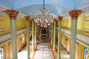 Hoi An, Quang Nam vilayetindeki Cao Dai tapınağının içi, Vietnam. Cao Dai tek tanrılı bir dindir ve ataya ibadet gibi birçok Vietnamlı halk dinini barındırır ve resmi olarak güneydeki Tay Ninh şehrinde kurulmuştur.