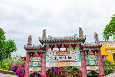 Hoi An 'ın girişi Kanton Toplantı Salonu, hoi, Quang Nam Eyaleti, Vietnam. 1786 yılında kurulan Kanton Meclis Salonu Hoi Quan Quang Trieu, Çin 'in Hoi An topluluğuna hizmet vermektedir. Ana sunağı Quan Cong 'a adanmıştır.