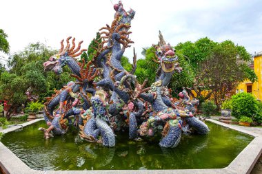 1786 yılında kurulan Kanton Meclis Salonu Hoi Quan Quang Trieu 'de bulunan Ejder Heykelleri Çin' in Hoi An topluluğuna hizmet vermektedir. Ana sunağı Quan Cong 'a adanmıştır. Hoi An 'daki farklı Çin etnilerinden oluşan beş toplantı salonundan biri.