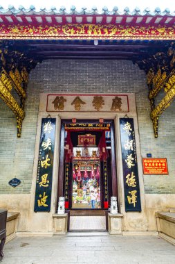 1786 yılında kurulan Kanton Meclis Salonu Hoi Quan Quang Trieu, Çin 'in Hoi An topluluğuna hizmet vermektedir. Ana sunağı Quan Cong 'a adanmıştır. Çin 'deki farklı etnik gruplar için Hoi An' daki beş toplantı salonundan biri. Merhaba, Vie.