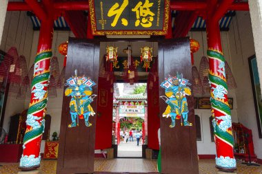 1786 yılında kurulan Kanton Meclis Salonu Hoi Quan Quang Trieu, Çin 'in Hoi An topluluğuna hizmet vermektedir. Ana sunağı Quan Cong 'a adanmıştır. Çin 'deki farklı etnik gruplar için Hoi An' daki beş toplantı salonundan biri. Merhaba, Vie.