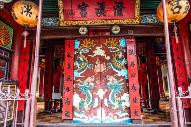Hainan Çin Cemaati 'nin Toplantı Salonu' nun kırmızı kapısına ejderhalar çizilmiş. Hoi An Eski Mahallesi. Hoi An, Vietnam, Temmuz 2025