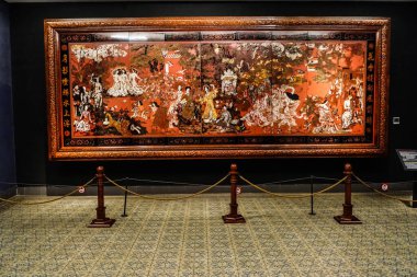 Kuzey, Orta ve Güney 'in Bahar Bahçesi, Nguyen Gia Tri tarafından yapılmış, Vietnam Lacquer Resim Kralı, Ho Chi Minh şehrindeki Güzel Sanatlar Müzesi' nde sergilenmiş. Vietnam, Temmuz 2025