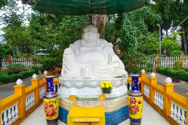 Giac Lam Pagoda 'daki büyük beyaz Buda heykeli, Ho Chi Minh City Saigon' daki en eski tapınaklardan biri, 1744 'te inşa edildi, Ho Chi Minh City, Vietnam, 2025.  