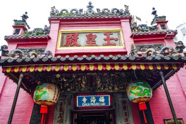 Yeşim İmparatoru Pagoda, aynı zamanda Chua Ngoc Hoang veya Chua Phuoc Hai veya Nghia An Hoi Quan Pagoda olarak da bilinir, 1892 yılında Ho Chi Minh City, Vietnam 'da inşa edilmiştir. Girişin üzerinde Çince karakterler belirgin bir şekilde gösterilir.