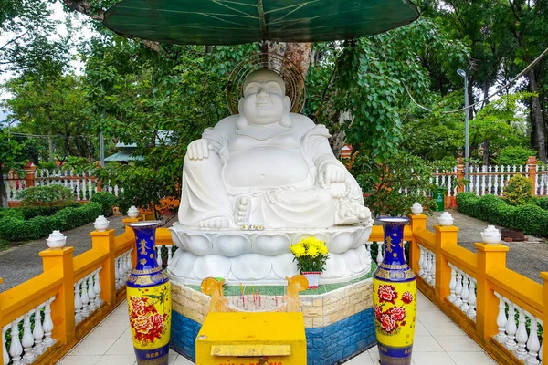 Giac Lam Pagoda 'daki büyük beyaz Buda heykeli, Ho Chi Minh City Saigon' daki en eski tapınaklardan biri, 1744 'te inşa edildi, Ho Chi Minh City, Vietnam, 2025.  