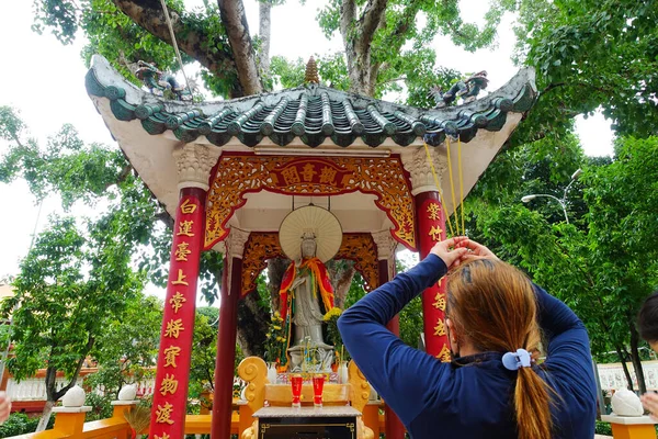 Ho Chi Minh City Saigon 'daki en eski tapınaklardan biri olan Giac Lam Pagoda' da Buda sunağının önünde 1744 yılında Ho Chi Minh City, Vietnam 'da inşa edilen genç bir kadın dua ediyor..