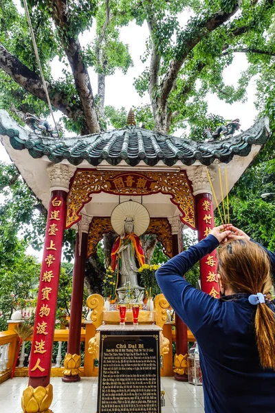 Ho Chi Minh City Saigon 'daki en eski tapınaklardan biri olan Giac Lam Pagoda' da Buda sunağının önünde 1744 yılında Ho Chi Minh City, Vietnam 'da inşa edilen genç bir kadın dua ediyor..