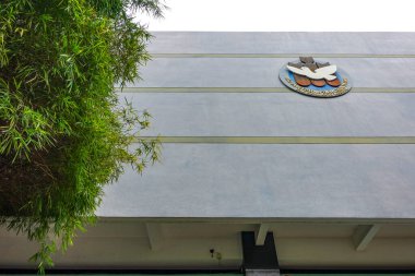 Eskiden Çin ve Amerikan Savaş Suçları Müzesi olarak bilinen Ho Chi Minh City 'deki Savaş Kalıntıları Müzesi' ne ana giriş, temalı odalar ve ele geçirilen ABD ekipmanları içeriyor. Ho Chi Minh Şehri, Saygon, Vietnam, 2025