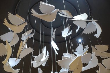 Beyaz güvercin, barışın sembolü, Savaş Kalıntıları Müzesinde asılı Ho Chi Minh City, Vietnam, Temmuz 2025. 