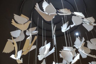 Beyaz güvercin, barışın sembolü, Savaş Kalıntıları Müzesinde asılı Ho Chi Minh City, Vietnam, Temmuz 2025. 