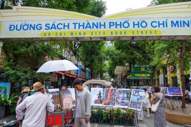 Kaldırımdaki işaret, Ho Chi Minh City 'nin halka açık geçidi boyunca yeraltında elektrik kablosu olduğunu gösteriyor. Kaldırıma gömülü kelime kapağı dien luc ile seramik bir işaret halka açık bir yürüyüş yolu boyunca yeraltında elektrik kablolarının varlığını gösterir,