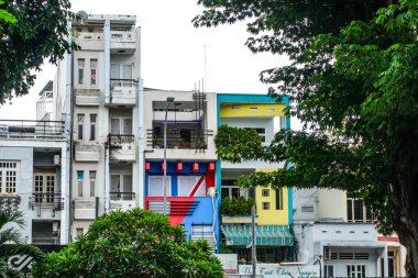Ho Chi Minh City, Vietnam, Temmuz 2025 'te yerel halk, evler, restoranlar, satıcılar ve trafik manzarası