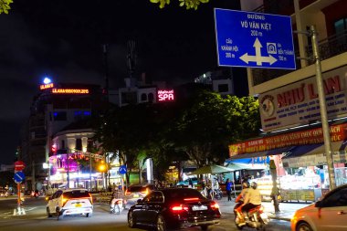 Ho Chi Minh City, Vietnam, Temmuz 2025 'te yerel halk, evler, restoranlar, satıcılar ve trafik manzarası