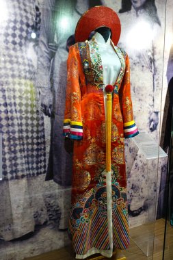 Nhat Binh Ao Dai adındaki eski saf ipek Ao Dai. Ao dai, Vietnam 'da kadınlar için ünlü bir geleneksel kostümdür. Ho Chi Minh Şehri, Vietnam, Temmuz 2025.