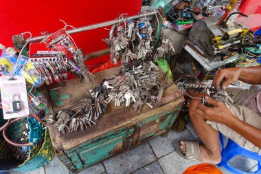 Kilit yapıcılar veya kopyacılar Hanoi, Vietnam, Temmuz 2025 sokaklarında bulundu.