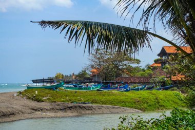 Munggu Village plajı, Bali 'nin Badung bölgesindeki doğal güzelliği, bereketli pirinç tarlaları ve yakındaki siyah kumlu sahili ve güçlü dalgalarıyla bilinen Tanah Lot Tapınağı ile ünlüdür. Bali, Indones