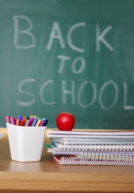 Bir elma ve dizüstü bilgisayarlarla okul geçmişine geri dön