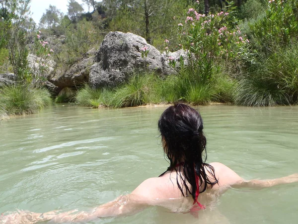 Mujer bañándose en un lago — Foto de Stock