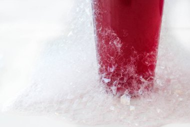 beyaz arka plan üzerinde bir cam sabun kabarcıkları