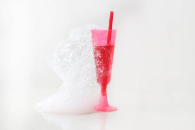 beyaz arka plan üzerinde bir cam sabun kabarcıkları