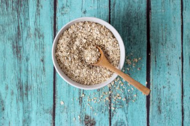 mavi arka plan üzerinde beyaz kase içinde tahıl üst görünümü