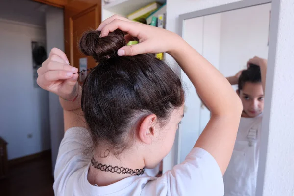 Mädchen Kämmt Ihre Haare Vor Dem Spiegel — Stockfoto