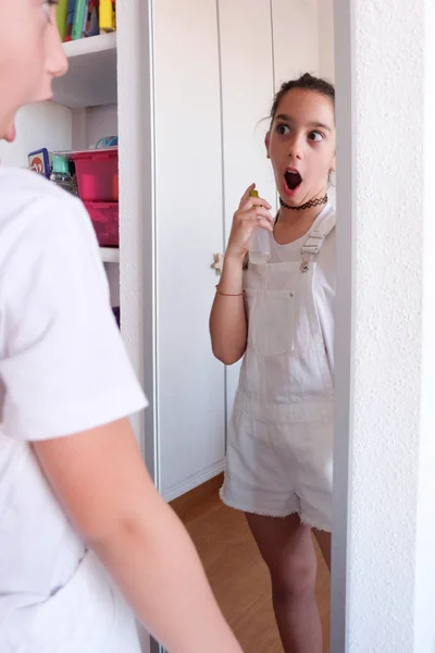 Gadis menerapkan cologne di depan cermin — Stok Foto
