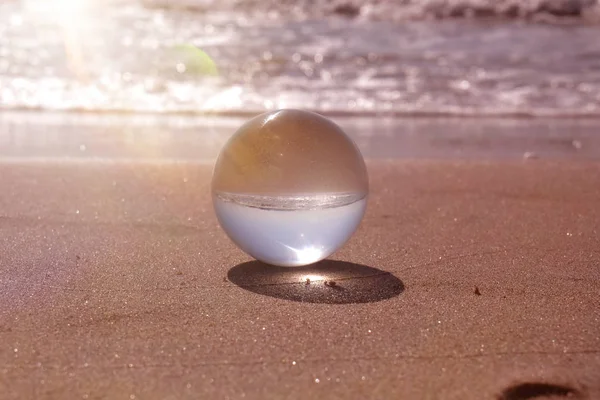 해변의 렌즈볼 — 스톡 사진