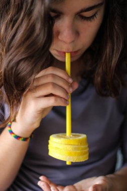 limon bazı dilimleri dan saman ile içme genç