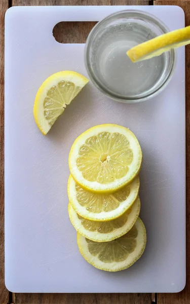 Приготовление лимонада, ломтиков лимона . — стоковое фото