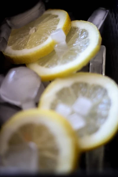 Нарезанный лимон, покрытый льдом — стоковое фото