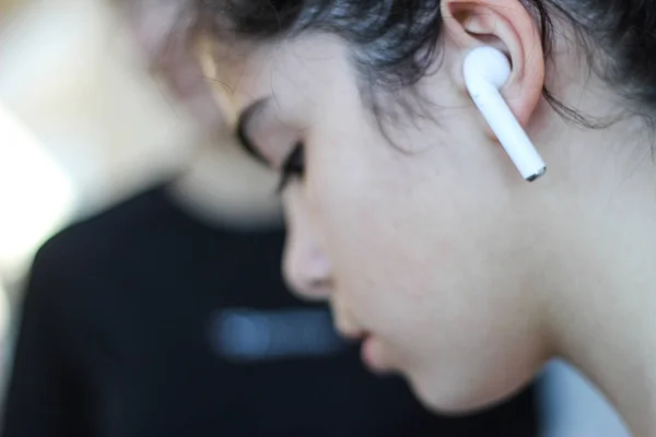 Tutup dari seorang remaja dengan earphone — Stok Foto