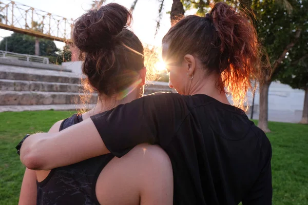 Fim do treinamento, duas mulheres abraçando após o treinamento — Fotografia de Stock